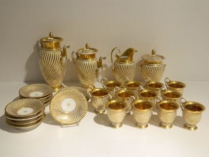 BRUXELLES Service à café blanc et or à côtes torses, circa 1830, porcelaine, seize...
