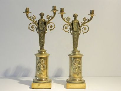 null Paire de candélabres de style Empire ornés d'Athéniennes en gaine, XXe, bronze...