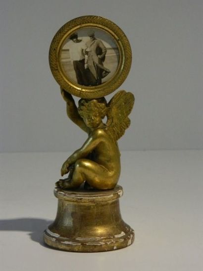 null Porte-montre d'époque Restauration orné d'un cupidon, début XIXe, bronze ciselé...