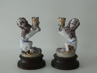 GALLÉ Émile (1846-1904) Rare paire de lions héraldiques porte-flambeaux montés sur...