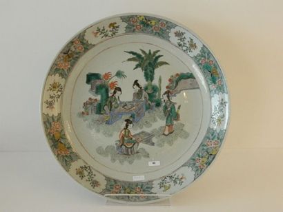 CHINE Plat à décor animé en émaux dits de la famille verte, dynastie Qing / XIXe,...