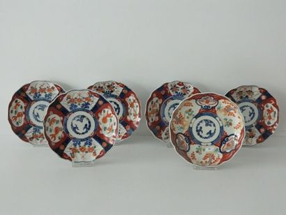 CHINE Suite de six assiettes polylobées à décor Imari, motifs floraux en bleu sous...