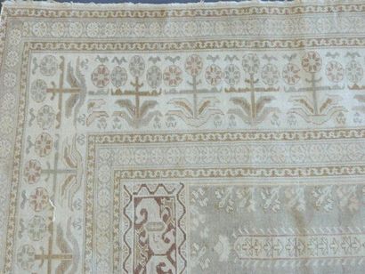PERSE Tapis de prière ancien à motif de mihrab, 176x128 cm env. [décoloré].