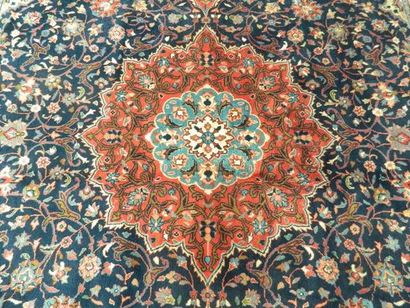 PERSE Grand tapis de style Keshan à médaillon central entouré de motifs floraux polychromes...