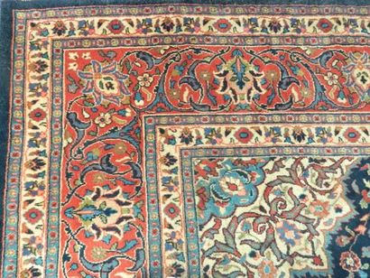 PERSE Grand tapis de style Keshan à médaillon central entouré de motifs floraux polychromes...