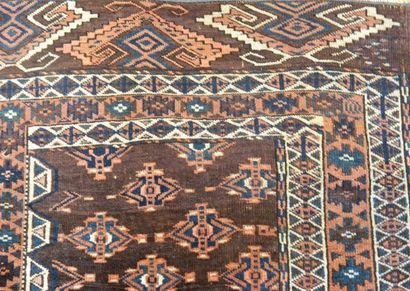 CAUCASE Tapis ancien à semis de motifs géométriques sur champ capucin, 167x130 cm...