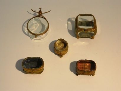 null Ensemble de cinq petites boîtes à bijoux d'époque Napoléon III, fin XIXe, laiton...
