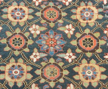 PERSE Tapis ancien à semis de motifs floraux stylisés polychromes sur champ bleu...