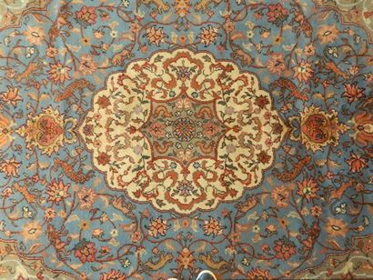 PERSE Tapis de style Isfahan à médaillon central et motifs floraux polychromes sur...