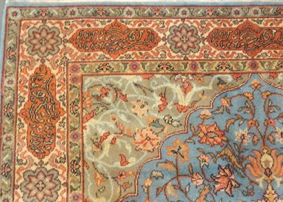 PERSE Tapis de style Isfahan à médaillon central et motifs floraux polychromes sur...