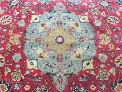 PERSE Grand tapis de style Keshan à motifs floraux polychromes sur champ garance,...