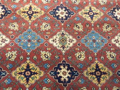PERSE Grand tapis de style Bidjar à motifs floraux stylisés polychromes sur champ...