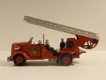 null VEBE, camion de pompier à échelle, mécanique, tôle rouge, accompagné de ses...