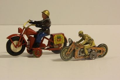 null Motos (2) : fabrication française, moto de pompier en tôle rouge, mécanique,...