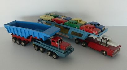 null JAPAN, 2 camions semi-remorques en tôle rouge et bleue (l'un avec benne - l'autre...