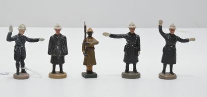 null Figurines diverses de fabrication belge (5) : 4 policiers et 1 soldat congolais...