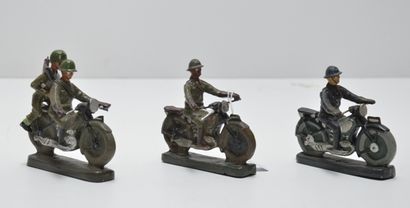 null DURSO, 3 motocyclistes militaires belges dont 1 avec passager (E).