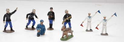 null (8) 3 figurines en métal (2 marins et 1 chien) et 5 en plastique (4 pompiers...