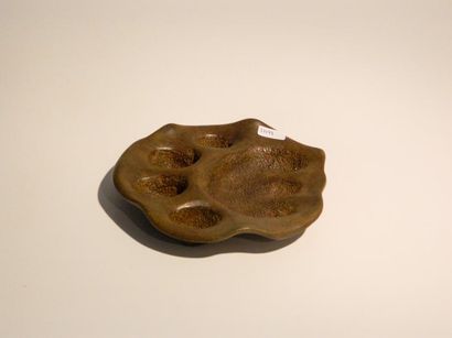 null Vide-poche en empreinte d'une patte de lion, XXIe, bronze patiné, d. 18 cm.