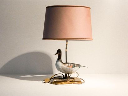 null Lampe de table ornée d'un canard, fin XXe, métal doré et bois polychromé, étiquette...