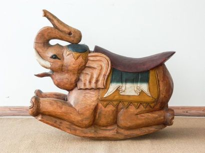 null Éléphant à bascule, XXe, bois sculpté et polychromé, l. 76 cm.