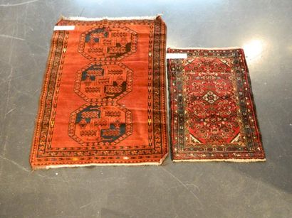null Deux petits tapis : un turkmène à motifs de göls sur champ rouge foncé, 136x102...