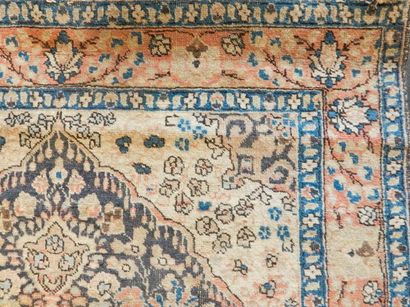 PERSE Tapis ancien de style Kerman à médaillon central entouré de motifs floraux...