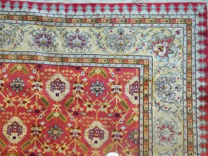 PERSE Grand tapis à semis de motifs floraux stylisés sur champ rouge, 373x176 cm...