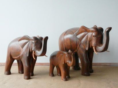 null Suite de trois éléphants, XXe, bois sculpté à patine brune, h. 77, 62 et 42...