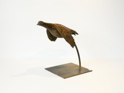 DEL MARMOL Emmanuel "Perdreau en vol", XXIe, sujet en bronze patiné, monogrammé avec...