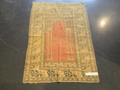 PERSE Tapis de prière ancien à motif de mihrab sur champ garance, 181x124 cm env....