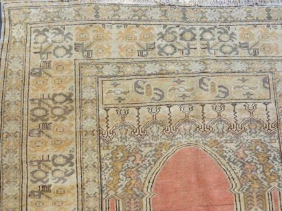PERSE Tapis de prière ancien à motif de mihrab sur champ garance, 181x124 cm env....