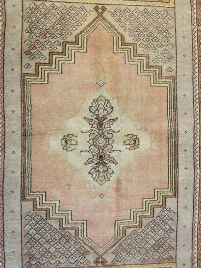 PERSE Petit tapis à décor géométrique, 175x107 cm env. [insolé].