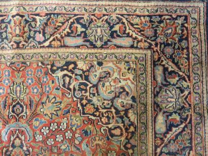 PERSE Tapis de style Keshan à petit médaillon central entouré de motifs floraux polychromes...