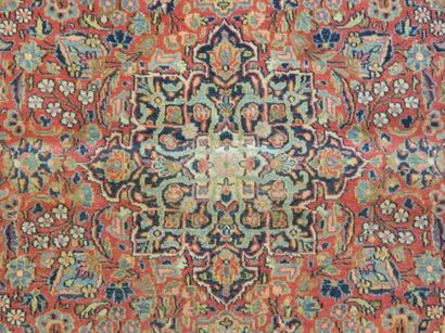 PERSE Tapis de style Keshan à petit médaillon central entouré de motifs floraux polychromes...
