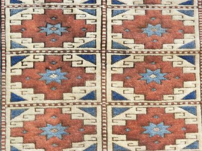 CAUCASE Petit tapis à décor géométrique polychrome, 140x106 cm env.