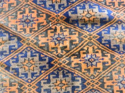 CAUCASE Petit tapis ancien à décor géométrique sur champ brique, 192x105 cm env....