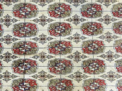 null Grand tapis turkmène à motifs d'un semis de göls sur champ ivoire, 309x217 cm...
