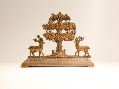 null Cale-porte aux cerfs, XXe, bronze, l. 38,5 cm.