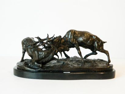 MÈNE Pierre-Jules (1810-1879) [d'après] "Combats de cerfs", sujet en bronze patiné...
