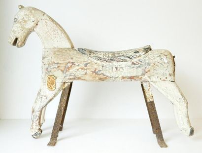 null Cheval de manège, XXe, bois peint, reposant sur quatre pieds en fer, 75x95 cm...
