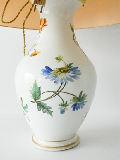 null BRUXELLES, grand vase à décor floral polychrome à bords dorés monté en lampe,...
