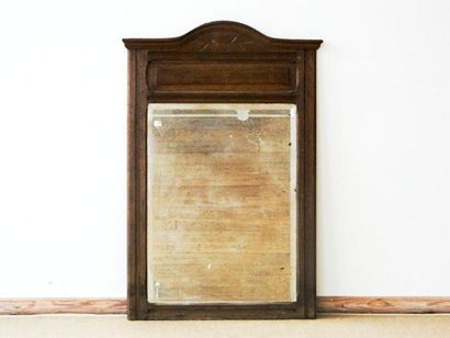 null Miroir, début XXe, chêne mouluré et sculpté, 117,5x79 cm [glace piquée].