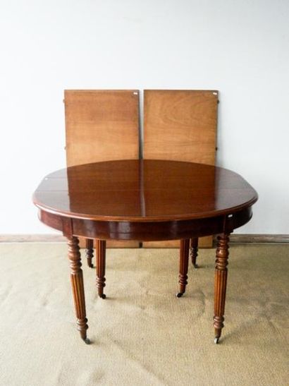 null Table ovale d'époque Louis-Philippe, six pieds cannelés à roulettes, mi-XIXe,...
