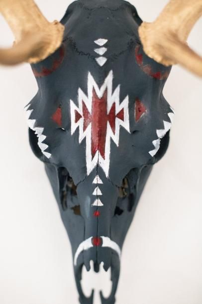 null MALOU Derek, "Navajo", XXIe, trophée de daim polychromé, h. 64 cm env.
