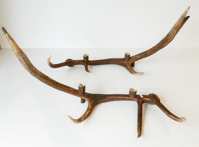 null Paire de candélabres, XXIe, bois de cerf, l. 85 cm env.