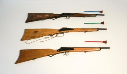 null Ensemble de trois fusils d'enfant anciens, avec trois flèches.