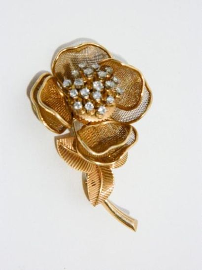 null Broche trembleuse en or jaune 18k en forme de fleur sertie de brillants, poinçonnée,...