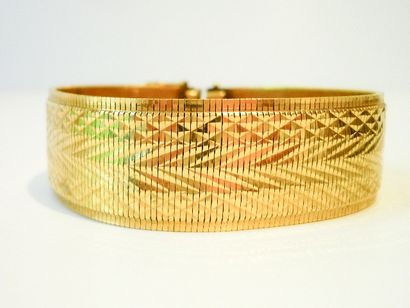 null Bracelet semi-rigide ouvrant en or jaune 18k guilloché, poinçonné, 51 g env...