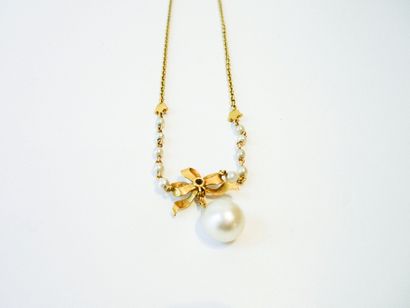 null Collier à nœud en or jaune 18k orné de petites perles fines, d'un brillant et...